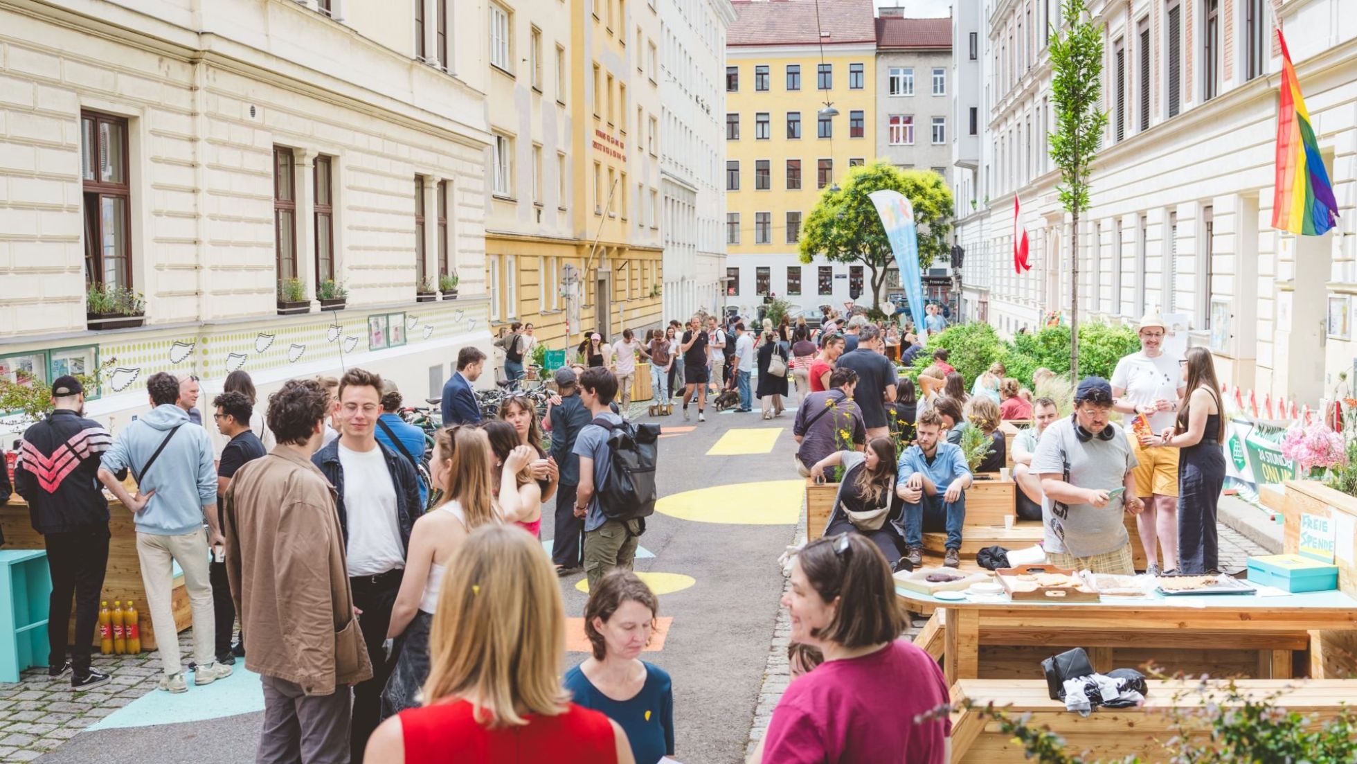 Besucher der Eröffnung unterhalten sich