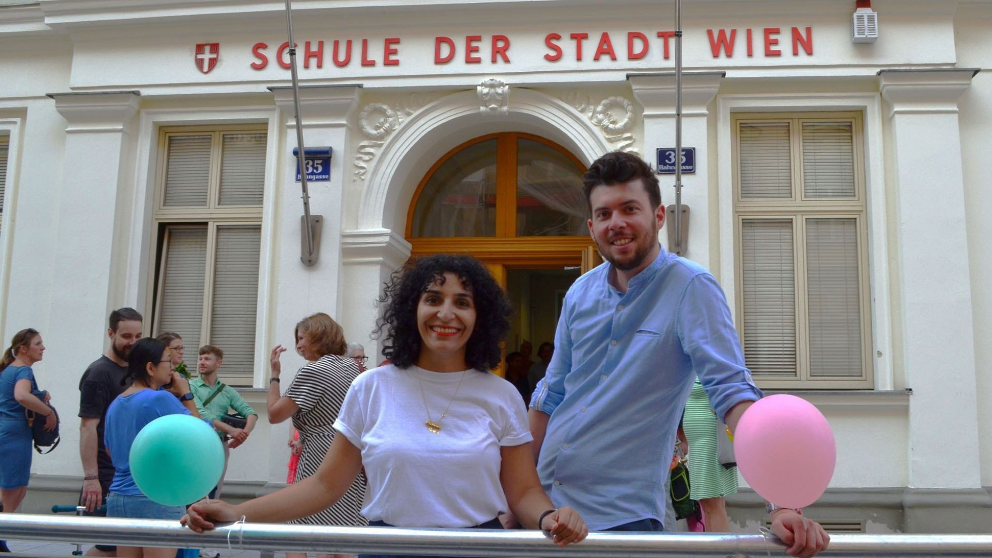 Bezirksvorsteherin Saya Ahmad und Bezirksvorsteherin-Stellvertreter Christian Sapetschnig vor der Volksschule in der Hahngasse