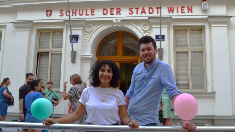 copyright: BV 9 Bezirksvorsteherin Saya Ahmad und Bezirksvorsteherin-Stellvertreter Christian Sapetschnig vor der Volksschule in der Hahngasse