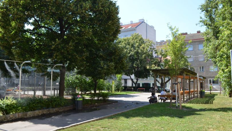 Park mit Pergola und vielen Bäumen