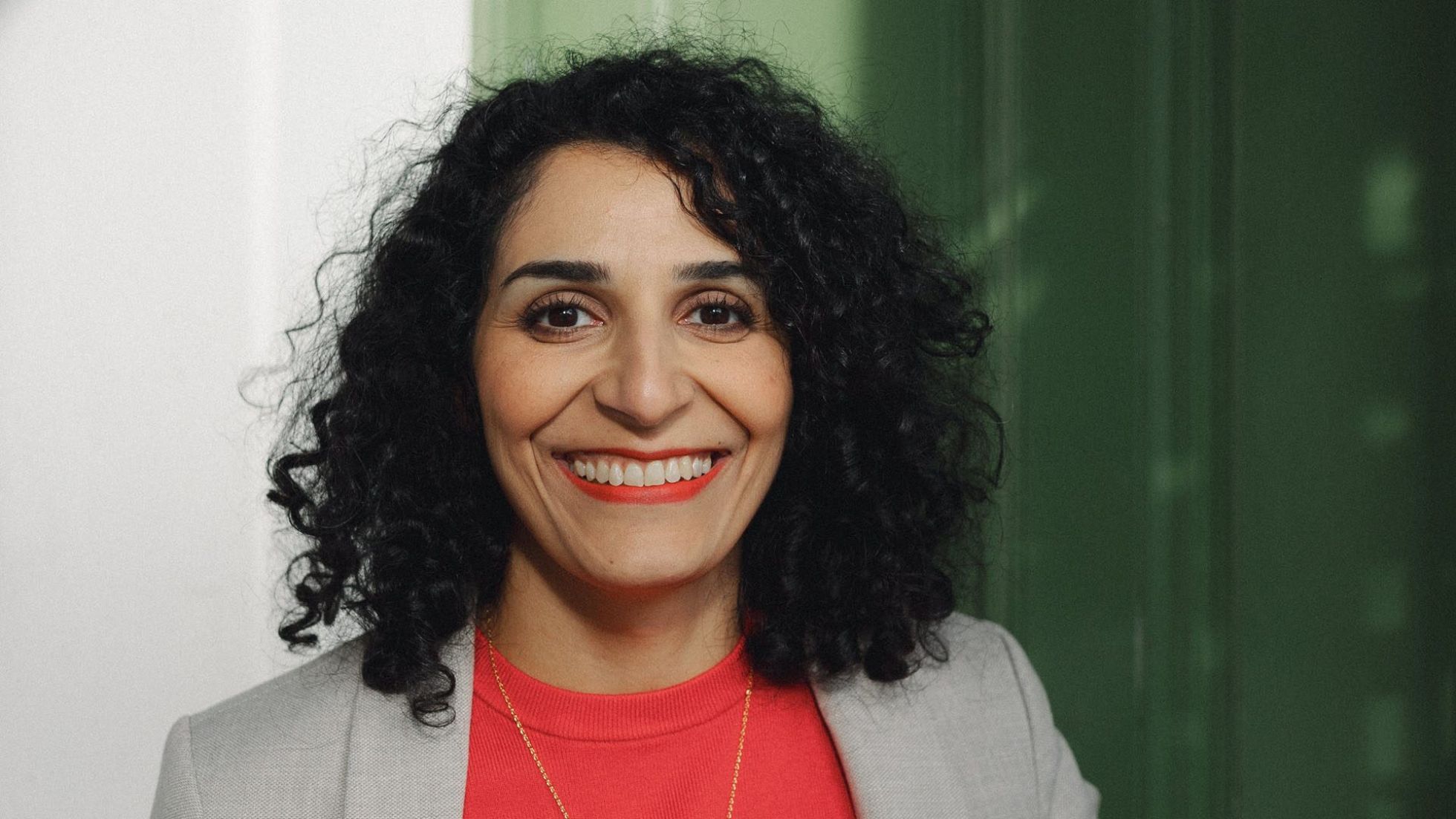 Bezirksvorsteherin Saya Ahmad vor einer grünen Tür