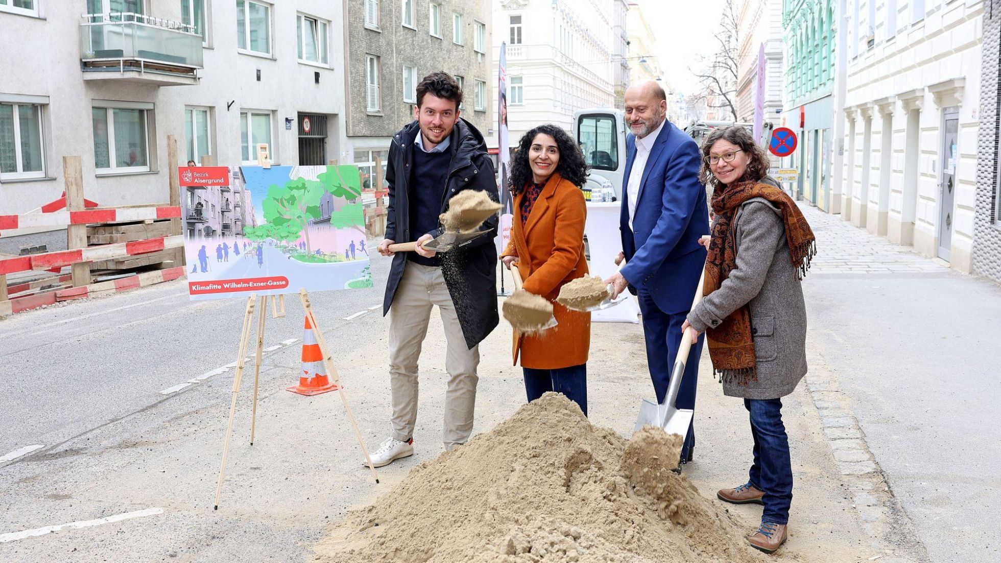 2 Politikerinnen und 2 Politiker beim Spatenstich