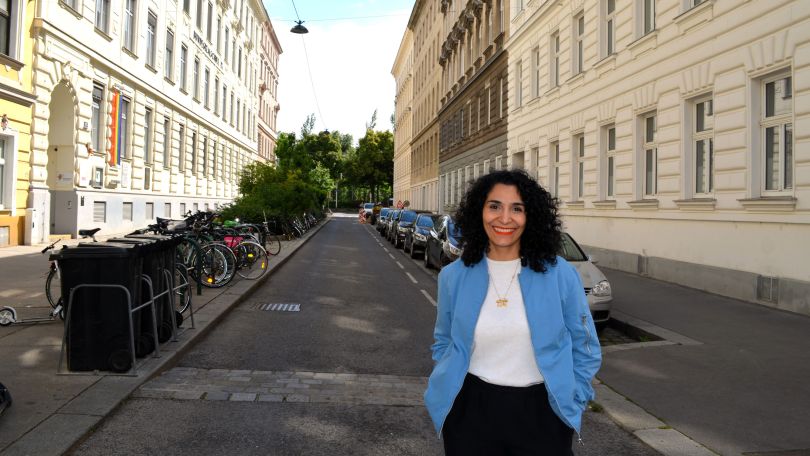 Bezirksvorsteherin Saya Ahmad steht in einer Gasse