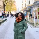 Foto von Bezirksvorsteherin Ahmad auf der neu gestalteten Servitengasse