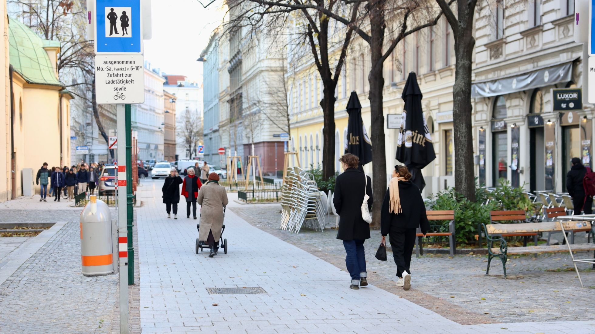 Passanten flanieren auf der neugestalteten Servitengasse