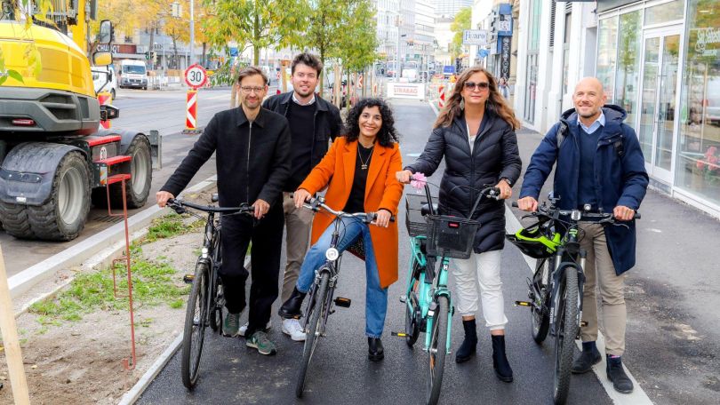 3 Politikerinnen und 2 Politiker mit Fährrädern auf dem neuen Radweg.