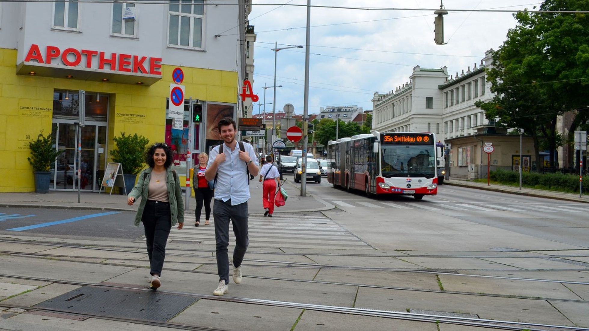 Eine Frau und ein Mann überqueren eine Straßenkreuzung
