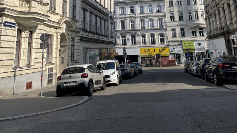 copyright: BV 9 Blick in eine Gasse zwischen großen Gebäuden, links und rechts parken Autos