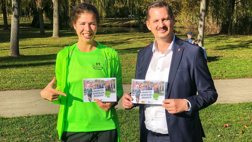 copyright: BV 10 - Harald Schuster Spartathlon-Siegerin Diana Dzaviza und Berzirksvorsteher Marcus Franz
