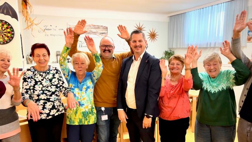 Peter Trenkler und Bezirksvorsteher Marcus Franz mit Pensionistinnen des Klubs Rotenhofgasse 80/10