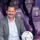 Bezirksvorsteher Marcus Franz mit einem Fußball auf einem violetten "Austria Wien"-Sessel