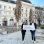 2 Personen mit Schild "Menschenrechtsbezirk" vor historischem Gebäude mit Vorplatz