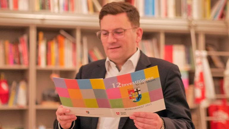 BV Wilfried Zankl liest in einem Folder