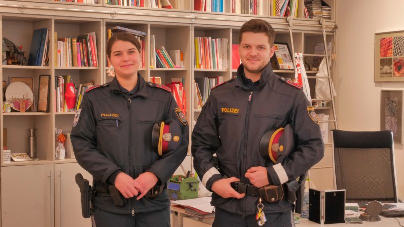 Eine Polizistin und ein Polizist