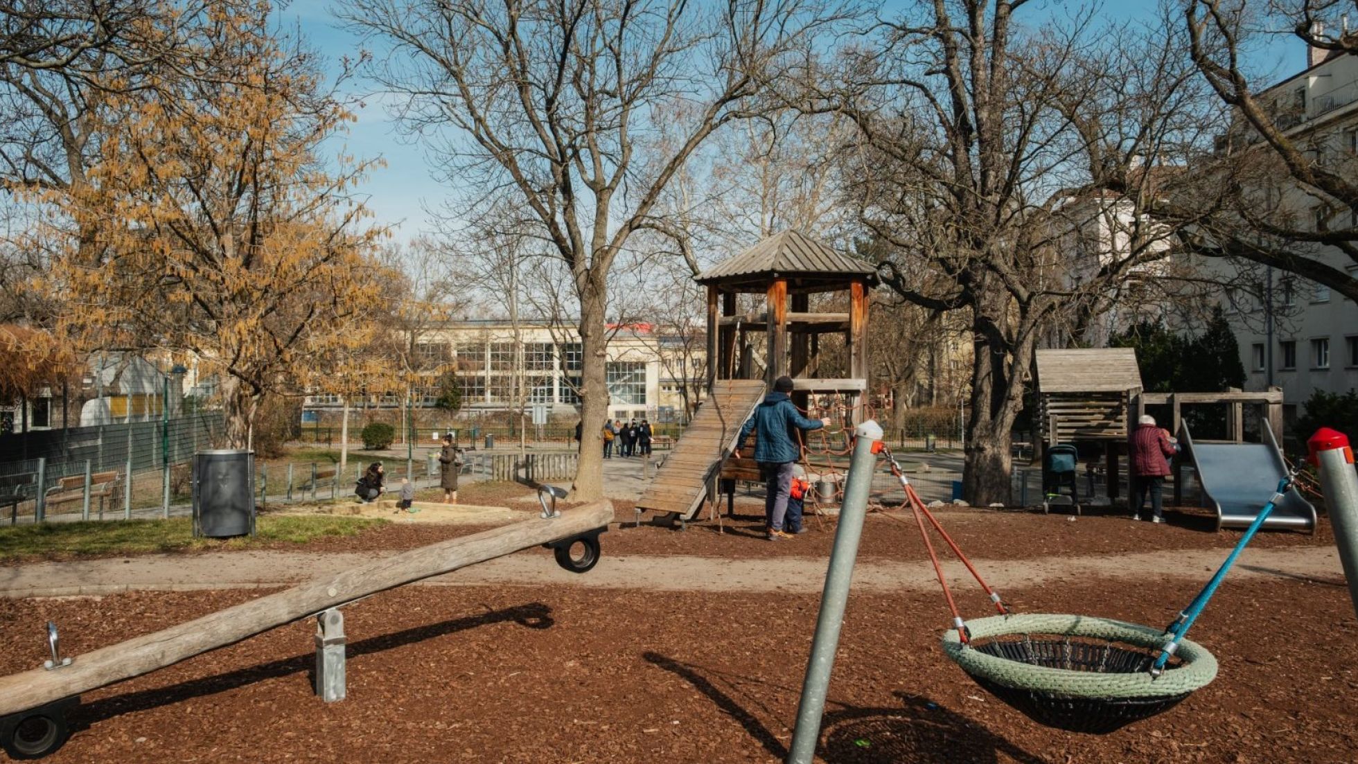 copyright: BV 12 Park mit Wippe, Schaukel und Rindenmulch.