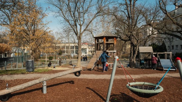 copyright: BV 12 Park mit Wippe, Schaukel und Rindenmulch.