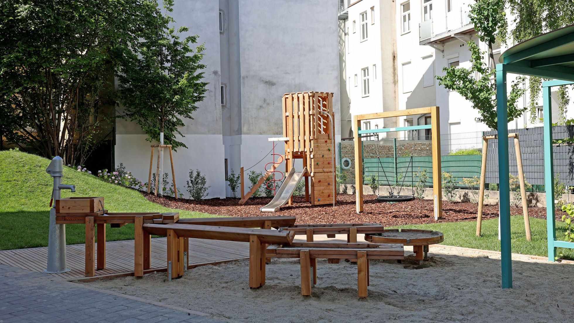 copyright: Stadt Wien/Martin Votava Spielplatz mit Klettergerüst, Rutsche und Schaukel