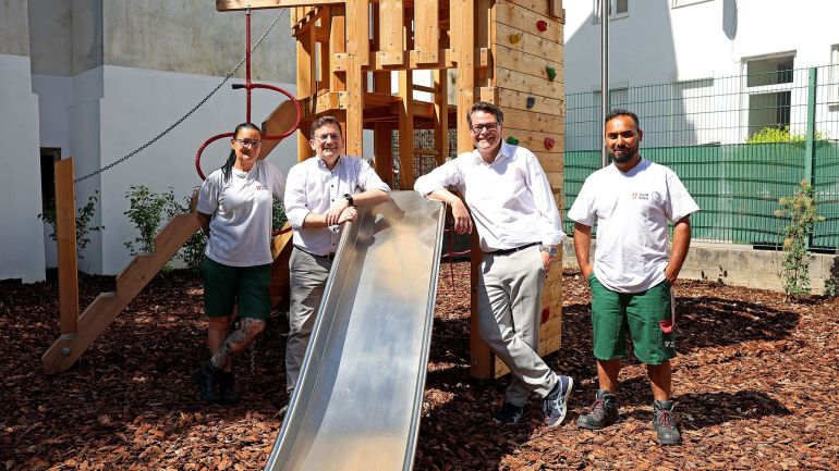 copyright: Stadt Wien/Martin Votava Klimastadtrat Jürgen Czernohorszky und Bezirksvorsteher Wilfried Zankl stehen mit 2 Mitarbeitern der Wiener Stadtgärten bei einer Rutsche mit Holzturm