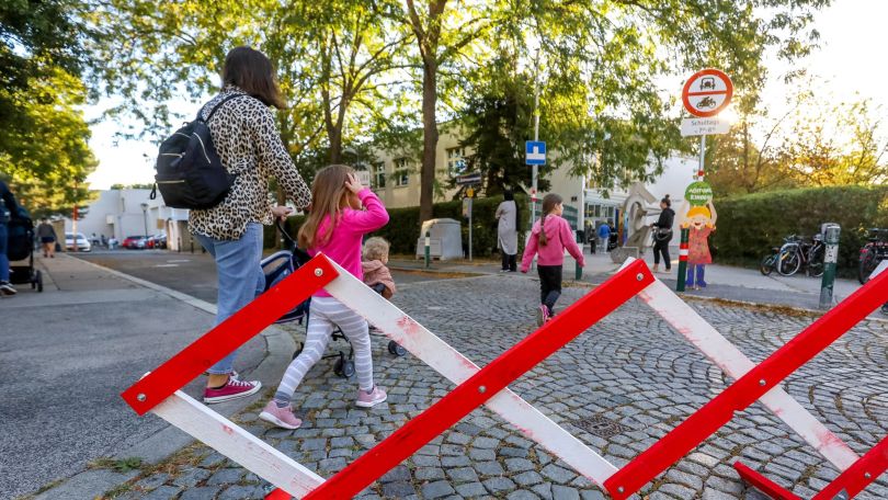 copyright: Mobilitätsagentur/Christian Fürthner Gehende Kinder und eine Frau von Hinten; davor befindet sich ein rot-weißer Absperrzaun