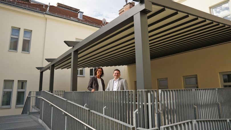 copyright: BV 12/Mallinger Eine Frau und ein Mann unter einer großen Pergola