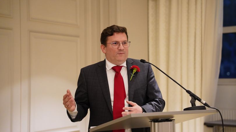 Wilfried Zankl steht hinter einem Rednerpult und spricht.