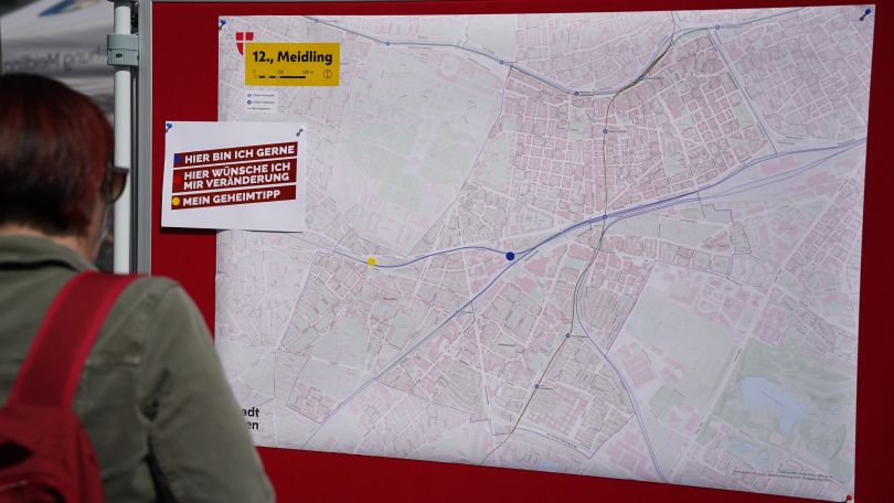 copyright: Lucas Mallinger Eine Frau betrachtet einen Stadtplan von Meidling