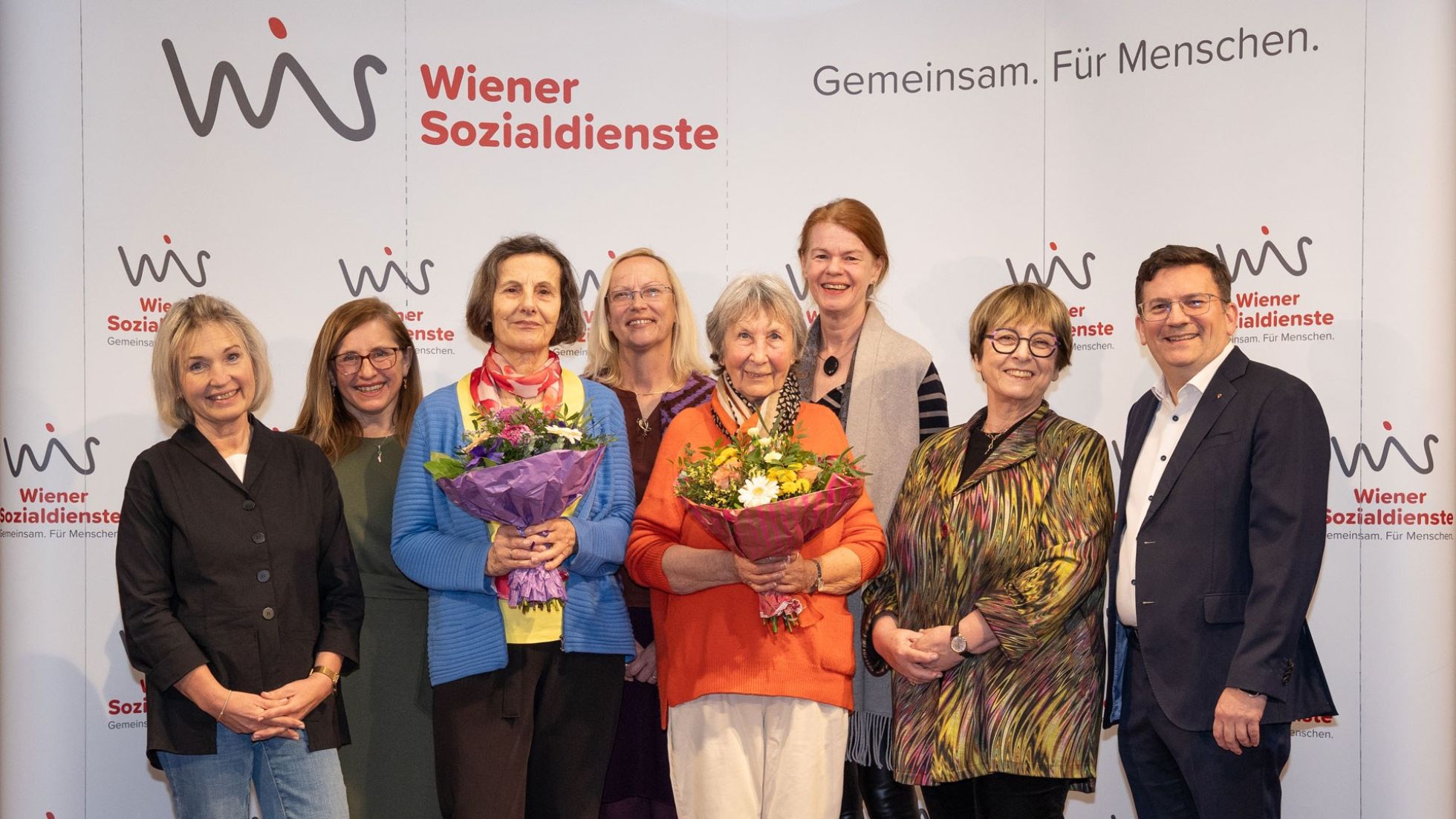 copyright: BV 12/Lucas Mallinger Gruppenbild mit mit Ehrengast und Bezirksvorsteher