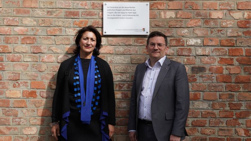 copyright: Mallinger - BV 12 Stadträtin Veronica Kaup-Hasler und Bezirksvorsteher Wilfried Zankl vor einer Gedenktafel