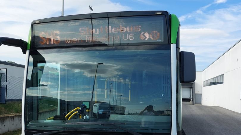 copyright: ÖBB Bus mit Leuchtanzeige "SH6 - Shuttelbus - Wien Meidling U6"