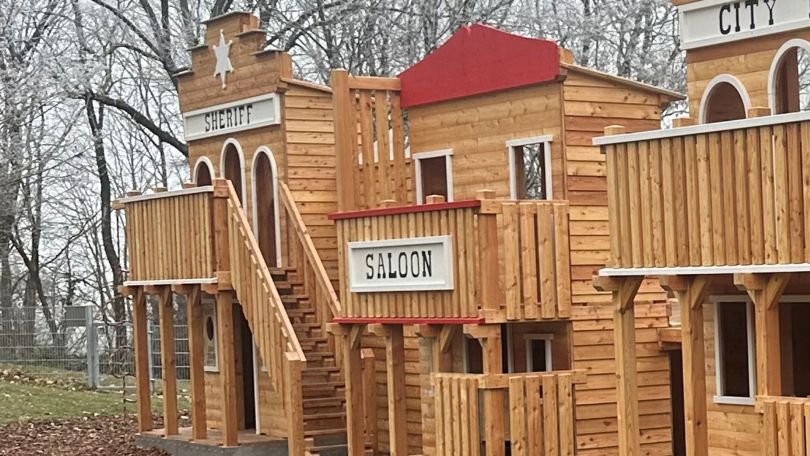 copyright: BV 13 Holzspielgerät in Form einer Westernstadt auf einem Spielplatz