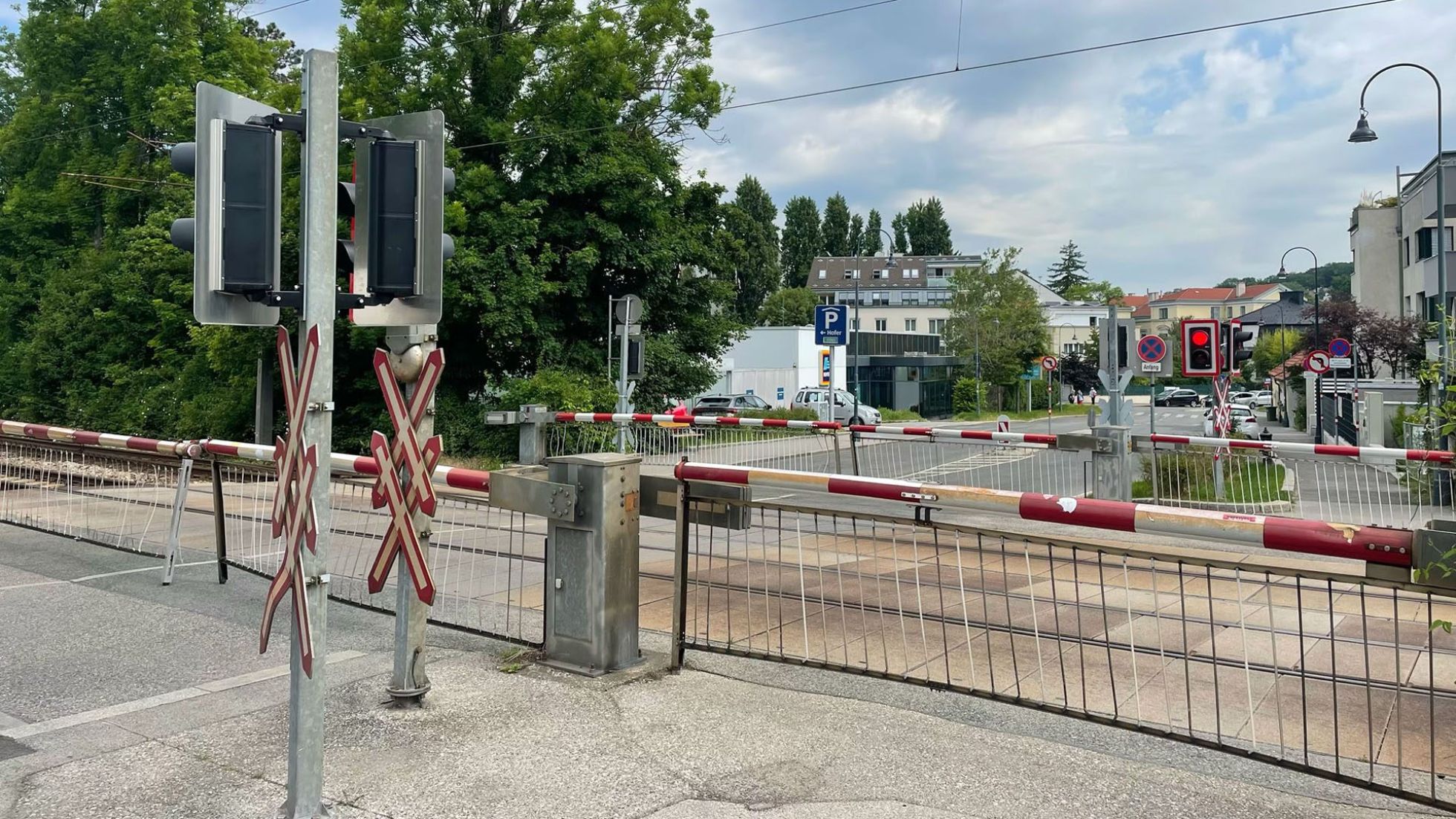 Ein mit Schranken gesicherter Bahnübergang