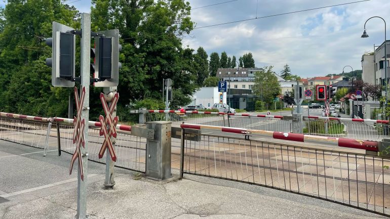 Ein mit Schranken gesicherter Bahnübergang