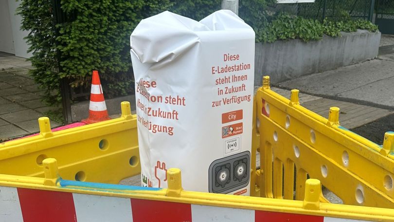 Baustelle mit abgedeckter E-Ladesäule
