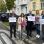copyright: BV Hietzing 5 Bürger beziehungsweise Bürgerinnen stehen auf einer Straße und halten Schilder mit "Anwohnerparken 13. Bezirk" in die Kamera.