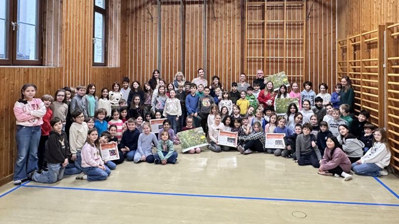 Gruppenfoto mit Schülern, Lehrkräften und Bezirksvorsteherin