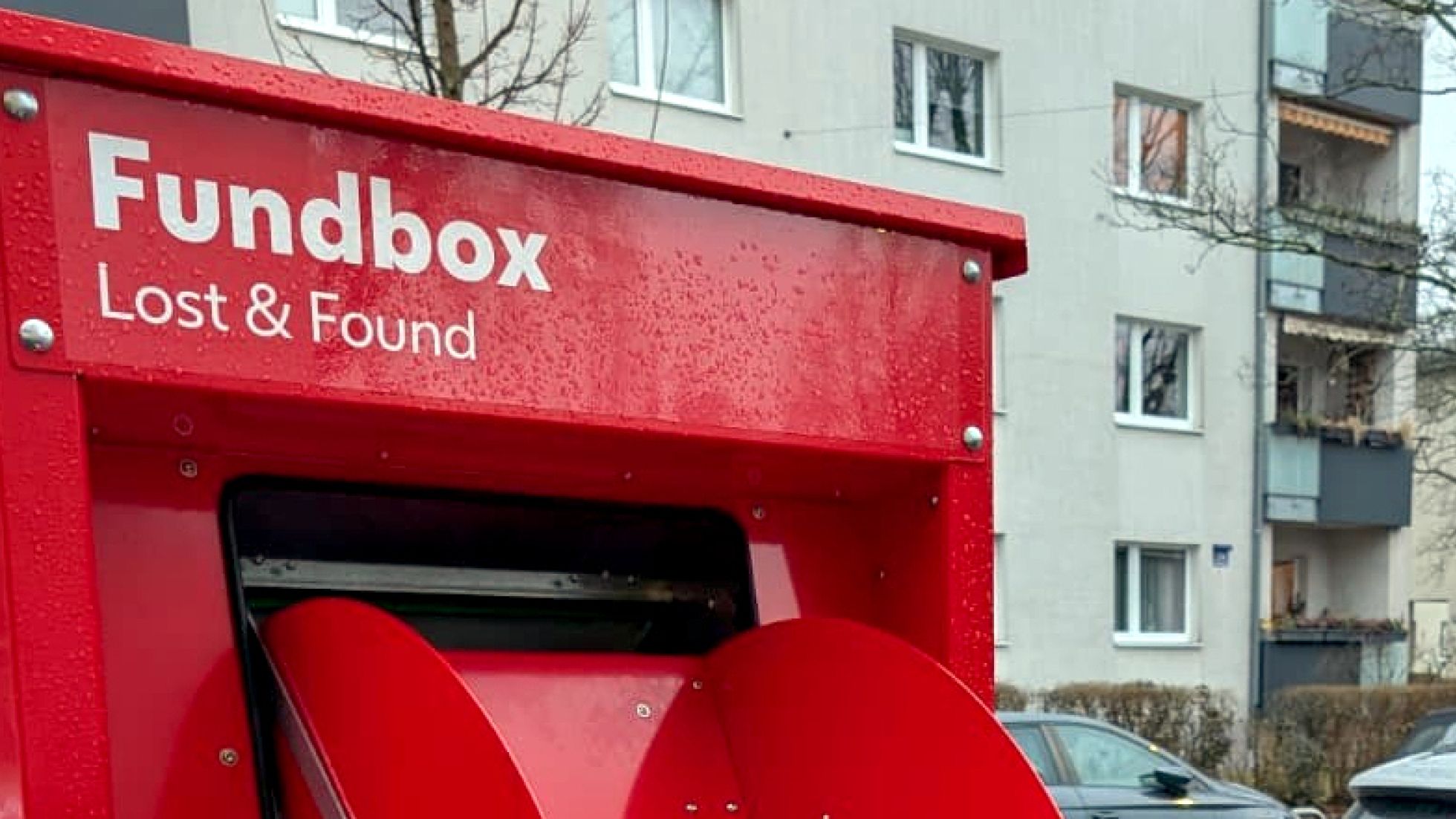 Rote Fundbox mit offener Klappe.