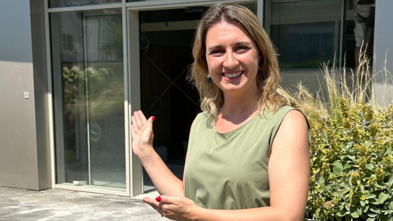 copyright: BV 13 BVin Johanna Zinkl vor einem leeren Geschäftslokal