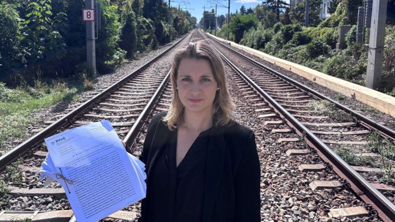 Bezirkvorsteherin Johanna Zinkl auf den Gleisen der Verbindungsbahn