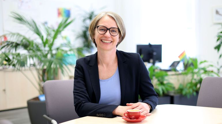 copyright: BV 14 / Votava Bezirksvorsteherin Michaela Schüchner in ihrem Büro