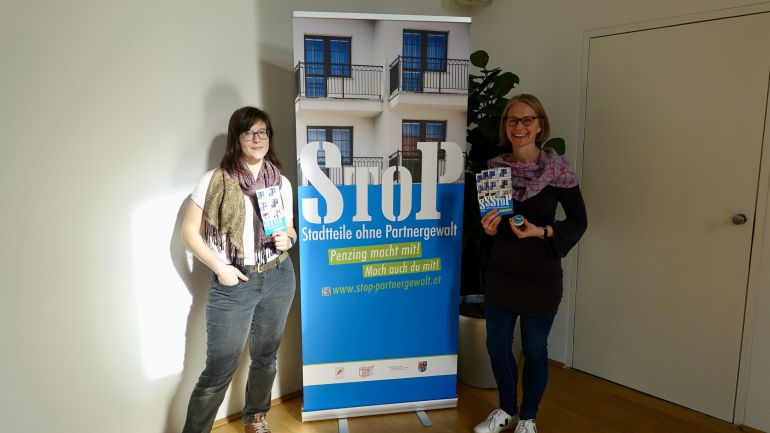 copyright: BV 14 2 Frauen vor Schild "Stop"