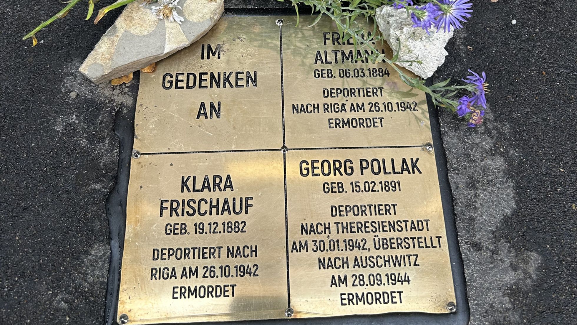 4 Plaketten, die an jüdische Bewohner*innen erinnern, die unter dem NS-Regime ermordet wurden.