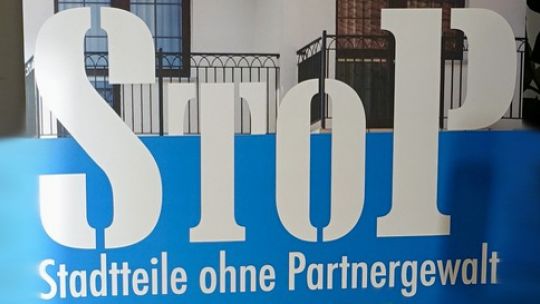 Plakat mit der Aufschrift "StoP - Stadtteile ohne Partnergewalt"