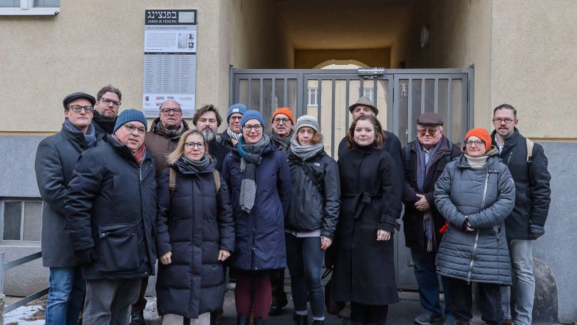 copyright: BV 14 Gruppenfoto vor Hauseingang mit Gedenktafel
