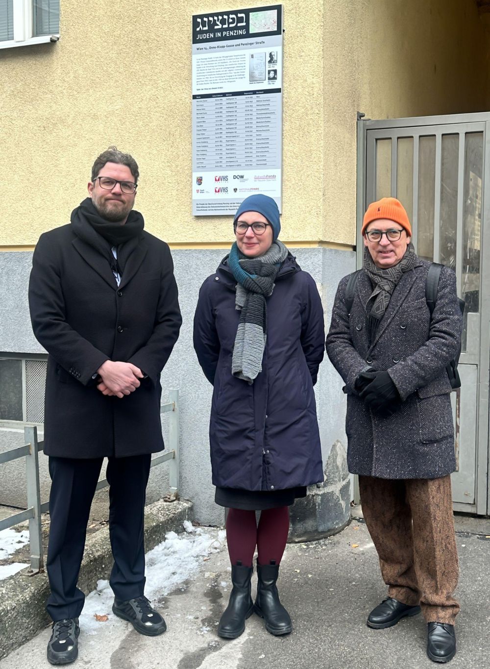 2 Männer und eine Frau vor der Gedenktafel