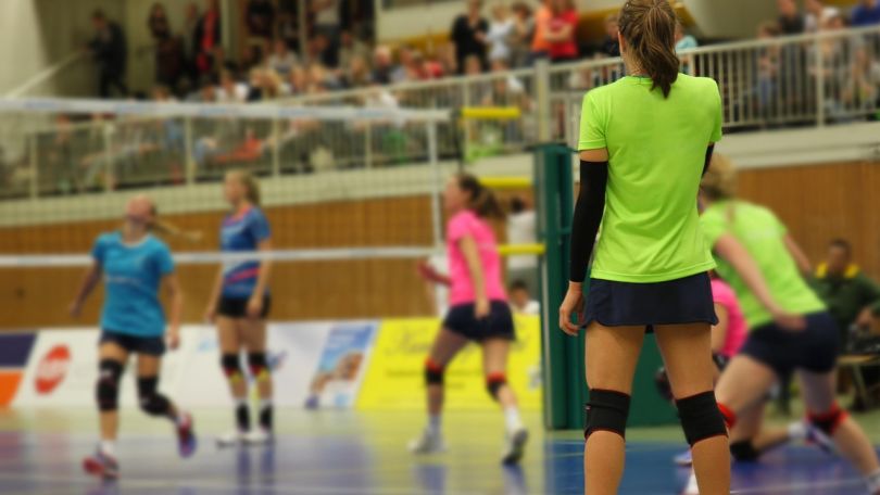 Frauen bei einem Volleyballspiel