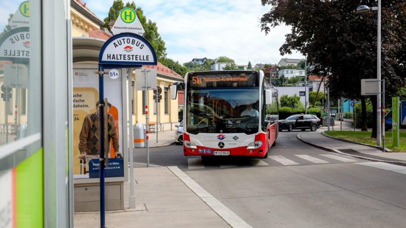 copyright: Stadt Wien/Christian Fürthner Ein Bus der Linie 51B fährt zur Haltestelle Hanuschkrankenhaus.