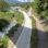 Radweg entlang eines naturnahen Flusses