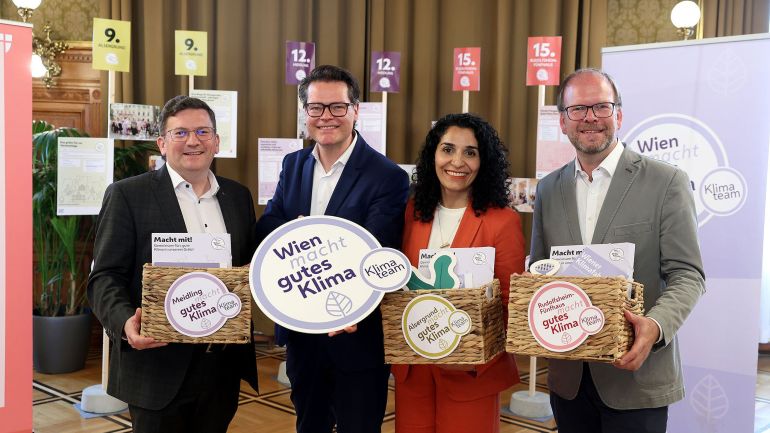 copyright: Stadt Wien/Martin VOTAVA Jürgen Czernohorszky, Saya Ahmad, Wilfried Zankl und Dietmar Baurecht stehen nebeneinander und halten je eine Schachtel mit Aufdruck "Klimateam" in den Händen