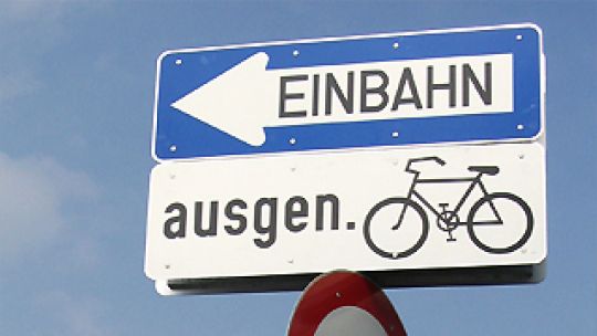 Verkehrschild "Einbahn - Ausgenommen Radfahrer"