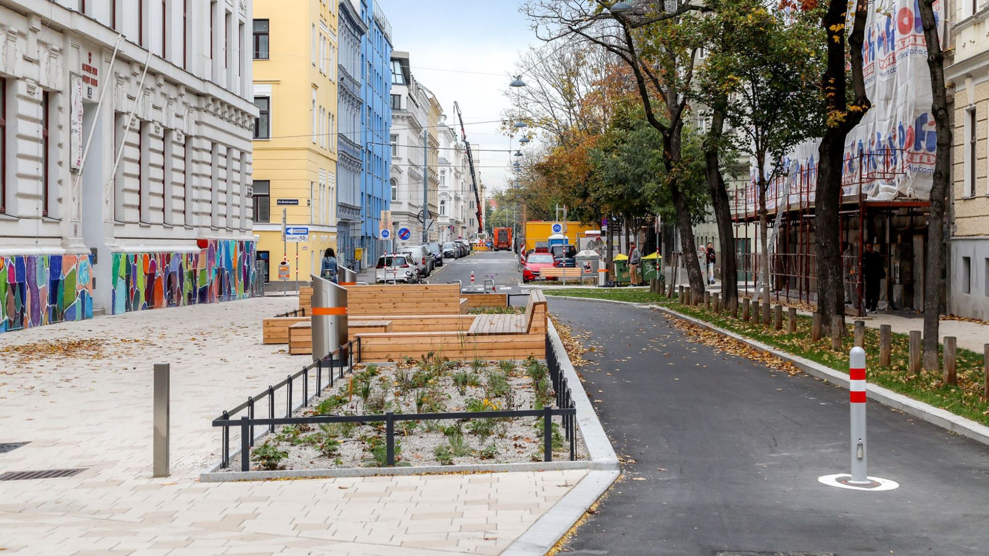 copyright: Stadt Wien/Christian Fürthner Breiter Radweg; Links davon befinden sich Sitzmöbel, auf der rechten Seite sind Bäume.